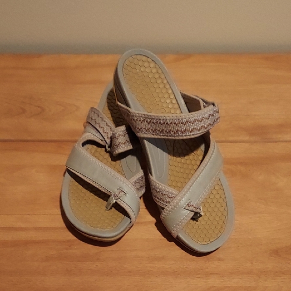 BareTraps Tan and Cream Sandals